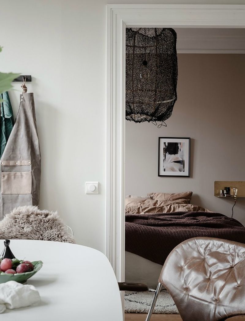 Viihtyisä makuuhuone, jossa on lämmin tunnelma 